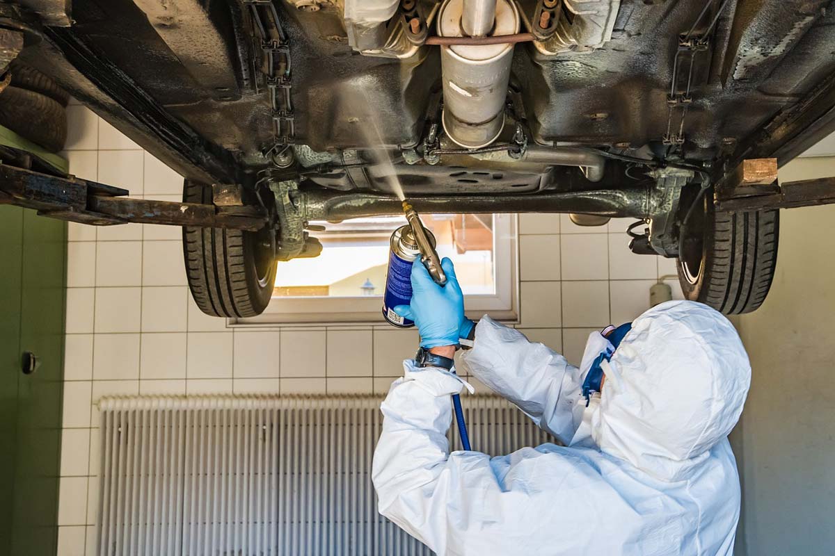 Parken Fliegen 24 - Unterbodenreinigung von Hand